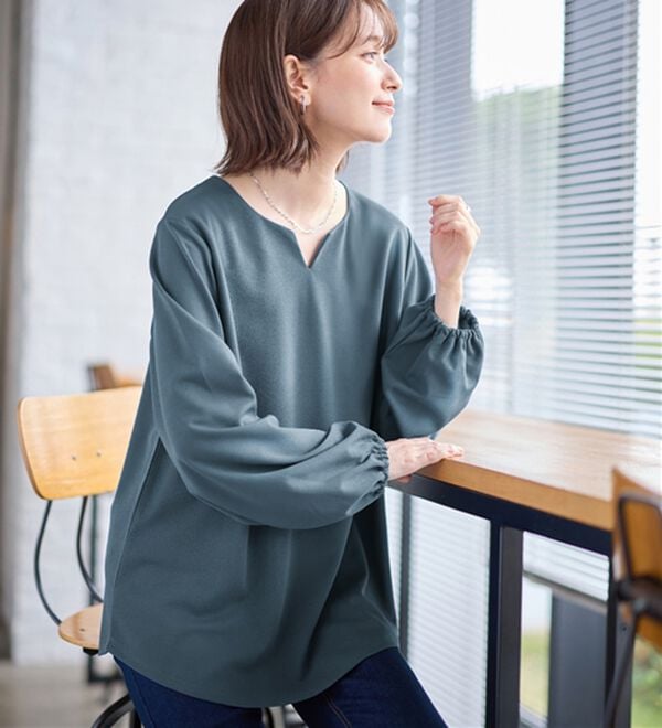 Viola e Viola（ヴィオラ エ ヴィオラ）の「らくキレイ　キーネックチュニックブラウスＴシャツ（チュニック）」｜詳細画像