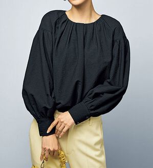 VINNO（ヴィノ）の「タックデザインサッカーブラウス（ブラウス）」｜ブラック