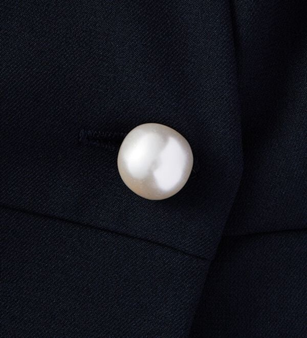 GeeRA（ジーラ）の「【２点セット】パールボタンペプラムプリーツテーパードセットアップ（パンツスーツ）」｜詳細画像