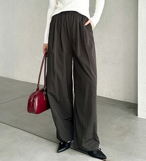 GeeRA（ジーラ）の「さらとろ素材が嬉しい！ダブルタックワイドパンツ（フルレングスパンツ）」｜チャコール