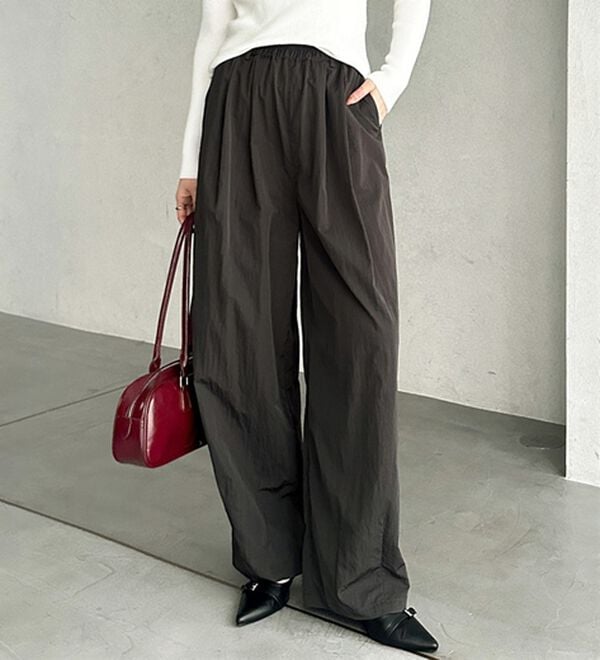 GeeRA（ジーラ）の「さらとろ素材が嬉しい！ダブルタックワイドパンツ（フルレングスパンツ）」｜チャコール