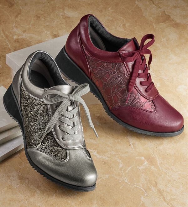 ルフラン（ルフラン）の「ほっそり見え！５Ｅ花柄型押しウォーキングシューズ（スニーカー）」｜詳細画像