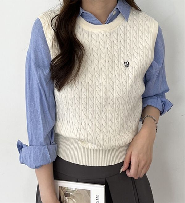 GeeRA（ジーラ）の「ケーブル編み刺しゅうノースリニット（ベスト）」｜詳細画像
