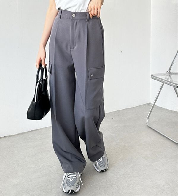 GeeRA（ジーラ）の「タックワイドストレートカーゴパンツ（フルレングスパンツ）」｜グレー