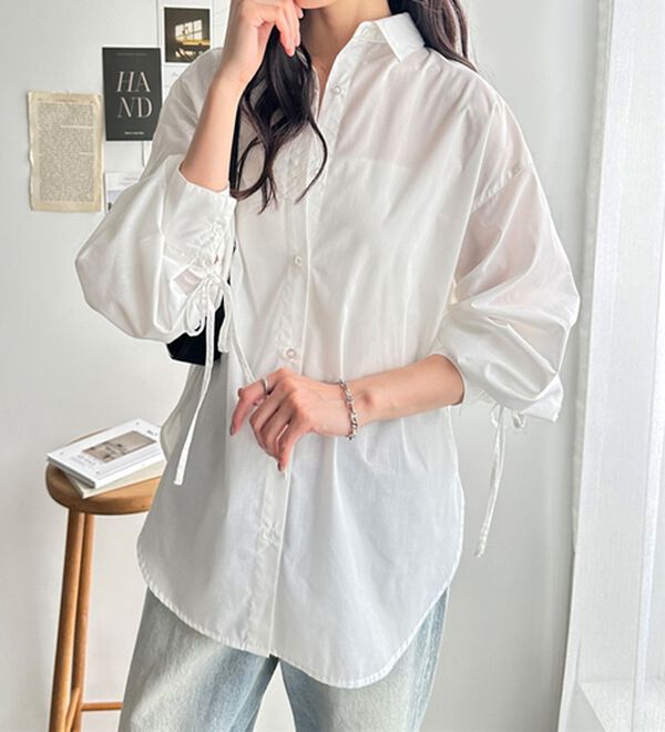 GeeRA（ジーラ）の「バックギャザー＆リボンデザインシャツ（シャツ）」｜詳細画像