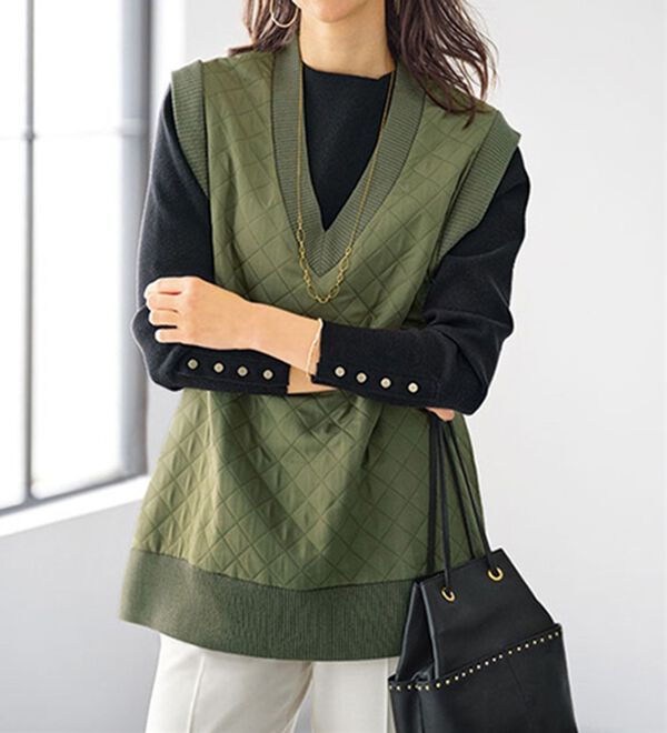 BELLUNA（ベルーナ）の「キルティング素材Ｖネックデザインベスト（ベスト）」｜カーキ