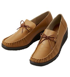 ルフラン（ルフラン）の「＜ラシーナコンフォート＞リボン付４Ｅ手縫いモカシン（フラットシューズ）」｜キャメル