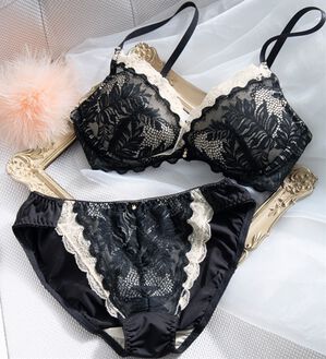 YU'NOW（ユナウ）の「ぷるるん谷間のノンワイヤーブラ＆ショーツ（ブラジャー＆ショーツセット）」｜ブラックミックス系カシュクール