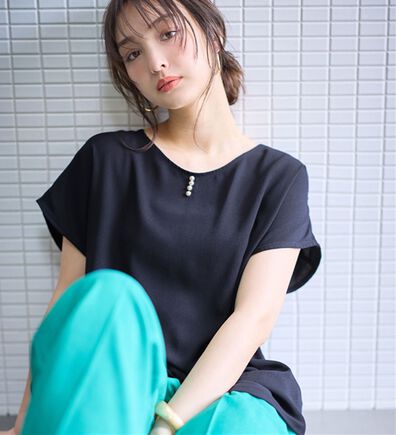 alotta（アロッタ）の「【接触冷感】パール調ボタンデザインブラウス（ブラウス）」