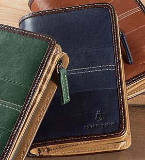 「＜ハッシュパピー＞ステッチがお洒落な縦型二つ折り財布（メンズ財布・パスケース）」｜ネイビー