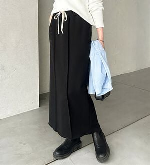 GeeRA（ジーラ）の「すっきり見え！フロントラインスウェットナロースカート（ロングスカート）」｜ブラック