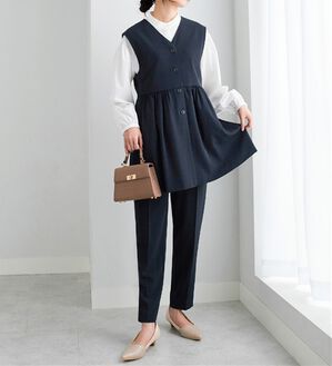 Viola e Viola（ヴィオラ エ ヴィオラ）の「【ブラウス付3点セット】コーデ決まるペプラムジレセットスーツ（パンツスーツ）」｜ネイビー