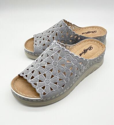 BELLUNA（ベルーナ）の「幅広フラワーレースミュール（サンダル・ミュール）」