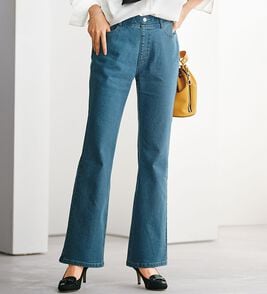 BELLUNA（ベルーナ）の「裏起毛セミフレアーデニムパンツ（フルレングスパンツ）」