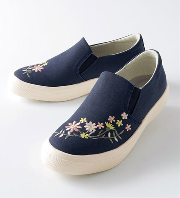 BELLUNA（ベルーナ）の「フラワー刺しゅうお洒落スリッポン（スリッポン）」｜詳細画像