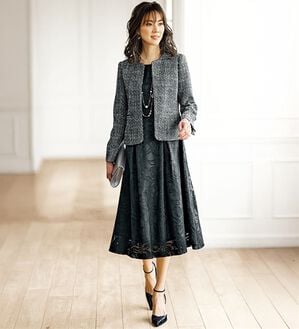 BELLUNA（ベルーナ）の「花柄オパール素材ワンピースアンサンブル（ワンピースセットスーツ）」｜黒系