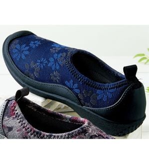 BELLUNA（ベルーナ）の「改良版幅広のびの～びクッションシューズ（スリッポン）」｜ネイビー花柄