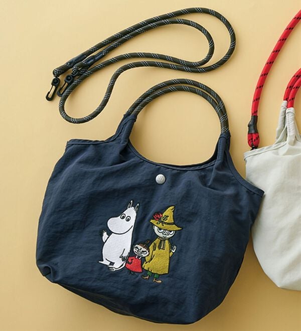 BELLUNA（ベルーナ）の「＜ムーミン＞キャラクター刺しゅう２ＷＡＹ手提げ（ハンドバッグ）」｜ネイビー