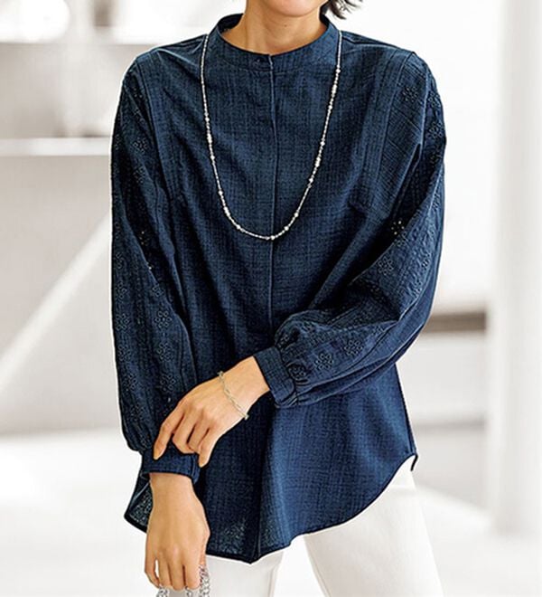 BELLUNA（ベルーナ）の「麻調素材袖刺しゅうデザインブラウス（ブラウス）」｜ネイビー