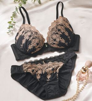 YU'NOW（ユナウ）の「ぷるるん谷間のノンワイヤーブラ＆ショーツ（ブラジャー＆ショーツセット）」｜ブラック系ゴシックレース