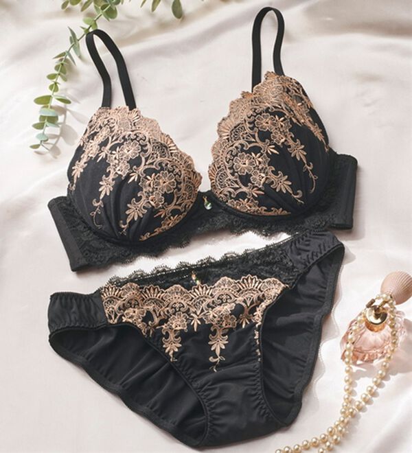 YU'NOW（ユナウ）の「ぷるるん谷間のノンワイヤーブラ＆ショーツ（ブラジャー＆ショーツセット）」｜ブラック系ゴシックレース