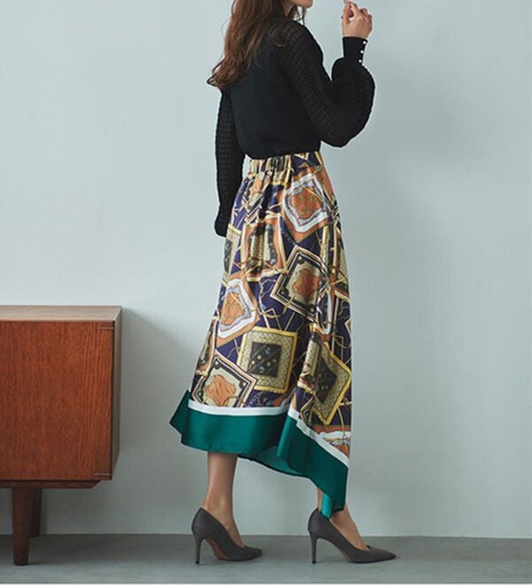 RANAN（ラナン）の「スカーフ柄パネルプリントスカート（ひざ丈スカート）」｜詳細画像