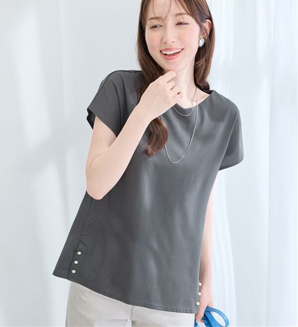 alotta（アロッタ）の「ひんやり裾パールデザインＴシャツ（カットソー）」｜チャコール
