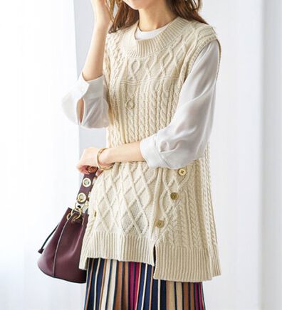 BELLUNA（ベルーナ）の「ゴールドボタン使いケーブルニットベスト（ベスト）」