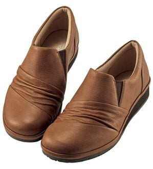 BELLUNA（ベルーナ）の「５Ｅ牛革切替ギャザースリッポン（スリッポン）」｜ブラウン