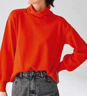 VINNO（ヴィノ）の「吸湿発熱ゆるタートルニット（ニット・セーター）」｜スカーレット