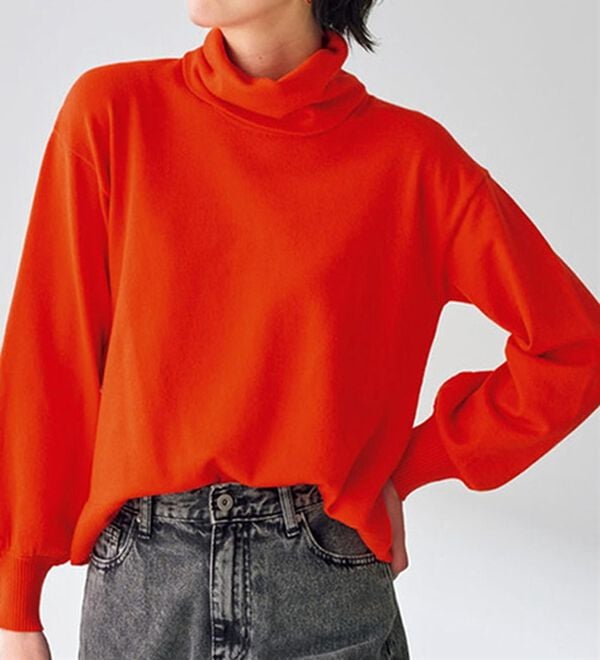 VINNO（ヴィノ）の「吸湿発熱ゆるタートルニット（ニット・セーター）」｜スカーレット