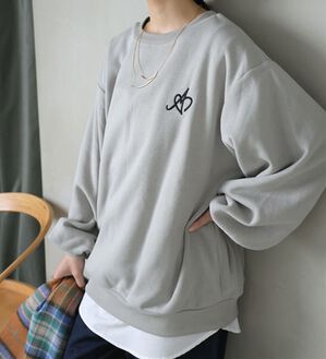 A HAPPY MARILYN（アハッピーマリリン）の「【Ｌ～８Ｌ】【ハピぽか裏起毛】２デザインから選べる刺繍トレーナー 毛玉になりにくい（トレーナー・スウェット）」｜グレー