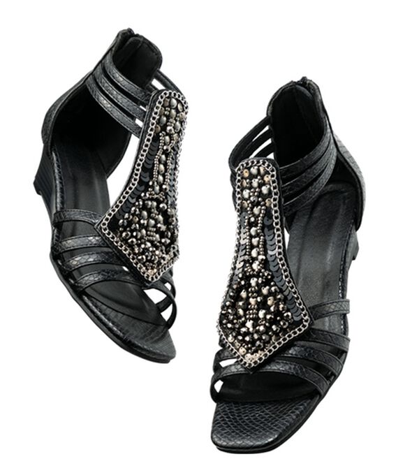 BELLUNA（ベルーナ）の「煌めくスパンコールビジューサンダル（サンダル・ミュール）」｜ブラック