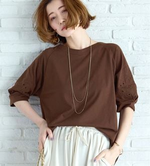 BELLUNA（ベルーナ）の「袖刺しゅうデザインＶネックプルオーバー（カットソー）」｜詳細画像