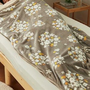 iellio（イエリオ）の「【期間限定価格】もこもこあったか素材のすっぽり毛布＜洗える・寝袋タイプ・シープ調ボア・マイクロ＞（毛布・ブランケット）」｜フラワーグレージュ