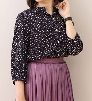 BELLUNA（ベルーナ）の「レーヨンプリントギャザー使いブラウス（ブラウス）」｜ネイビー系小紋柄