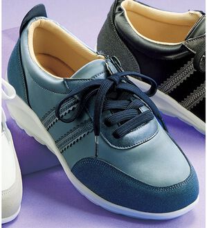 BELLUNA（ベルーナ）の「５Ｅサテン調レースアップスニーカー（スニーカー）」｜ネイビー