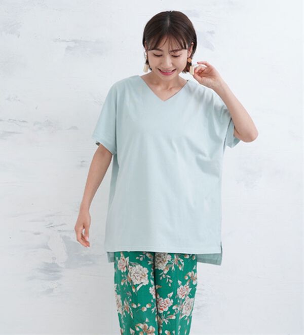 A HAPPY MARILYN（アハッピーマリリン）の「【麗シルエット】綿１００％ うしろ姿スッキリ 前後Ｖネック Ｔシャツ（Tシャツ）」｜詳細画像