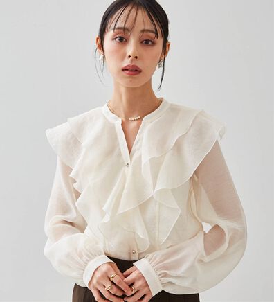 RANAN（ラナン）の「ラッフルフリルシアーキーネックブラウス（ブラウス）」