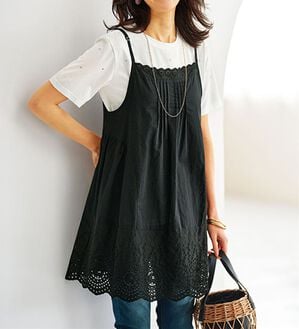 BELLUNA（ベルーナ）の「刺しゅう使いキャミチュニックアンサンブル（チュニック）」｜黒