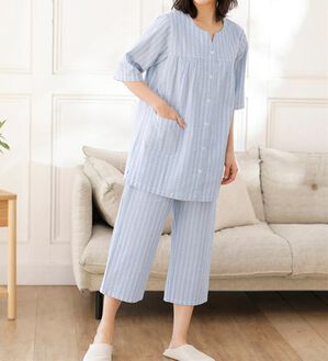 LAVIENNE（ラヴィエンヌ）の「【蒸し暑い夜も快適】綿１００％サッカーパジャマ（パジャマ・ルームウェア）」｜ブルーストライプ