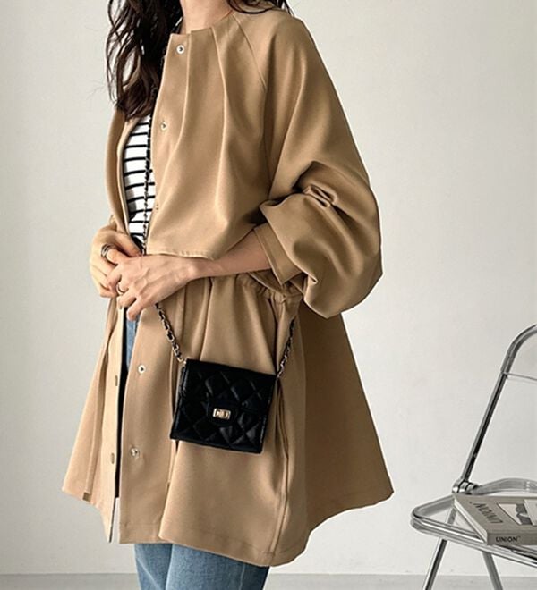 GeeRA（ジーラ）の「ケープデザインミドル丈マンパー（ブルゾン）」｜ベージュ