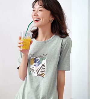 BELLUNA（ベルーナ）の「綿１００％プリントＴシャツ（Tシャツ）」｜杢グレー・ボタニカル