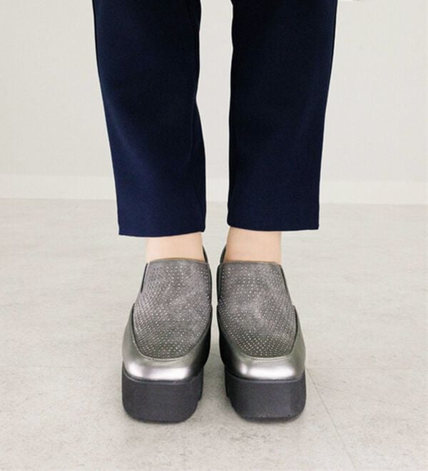 BELLUNA（ベルーナ）の「４Ｅビジュー使いキャタピラーシューズ（スリッポン）」｜詳細画像