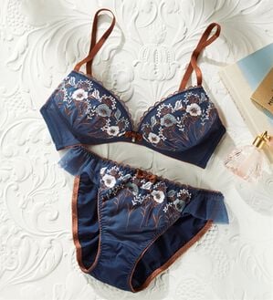 YU'NOW（ユナウ）の「ぷるるん谷間のノンワイヤーブラ＆ショーツ（ブラジャー＆ショーツセット）」｜ダークブルー系ポピーレース