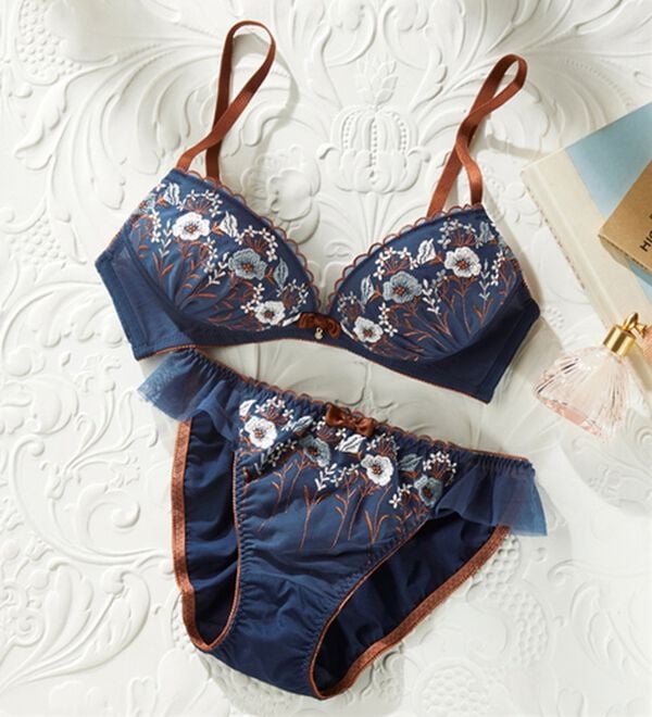 YU'NOW（ユナウ）の「ぷるるん谷間のノンワイヤーブラ＆ショーツ（ブラジャー＆ショーツセット）」｜ダークブルー系ポピーレース