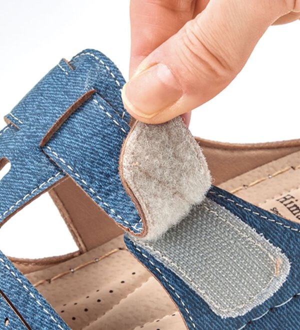 BELLUNA（ベルーナ）の「デニム調花モチーフミュール（サンダル・ミュール）」｜詳細画像