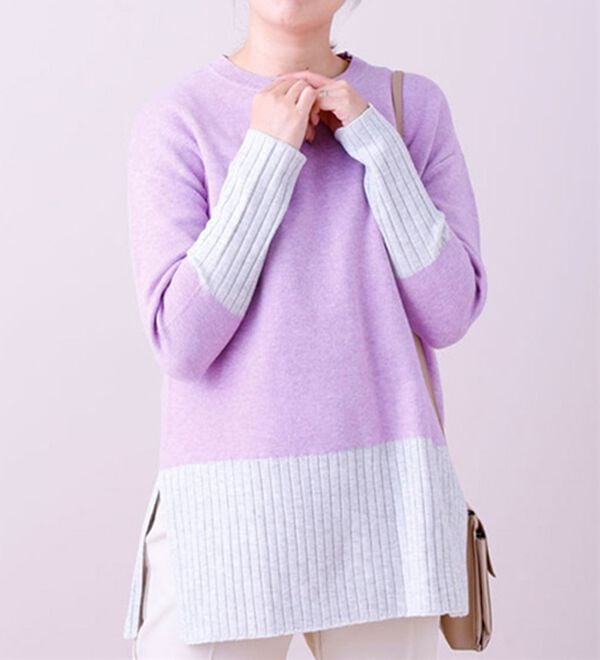 BELLUNA（ベルーナ）の「袖＆裾配色ニットプルオーバー（ニット・セーター）」｜ラベンダー系