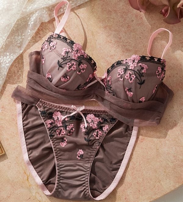 YU'NOW（ユナウ）の「ｔｏ　ｍｅｅブラ＆ショーツ（ブラジャー＆ショーツセット）」｜ブラウン