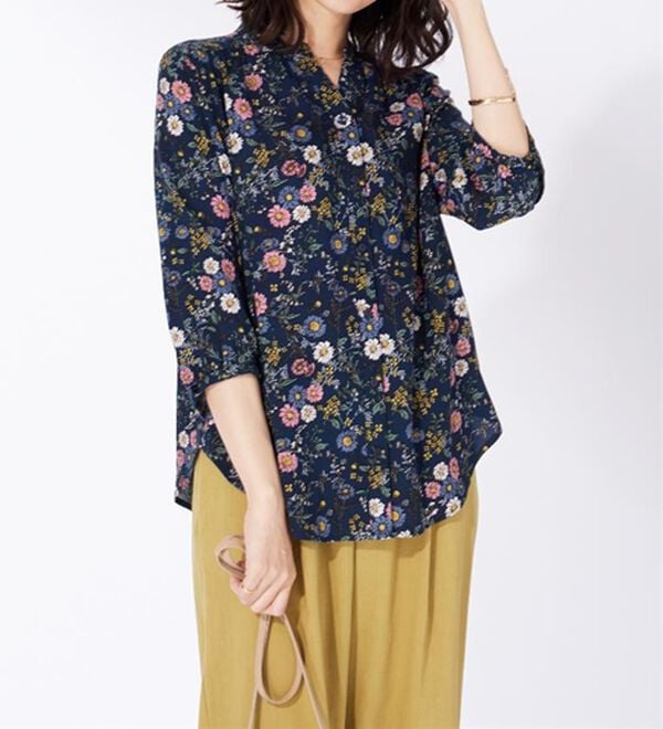 BELLUNA（ベルーナ）の「レーヨン素材ギャザー使いプリントブラウス（ブラウス）」｜詳細画像